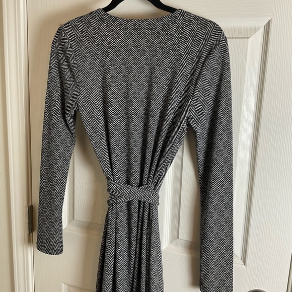 Ann Taylor Black and White Patterned wrap Dress size 4 - Picture 7 of 10